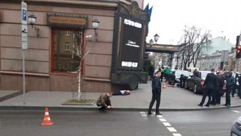 В центре Киева возле элитного отеля произошла стрельба: вероятно есть  жертвы (18+)