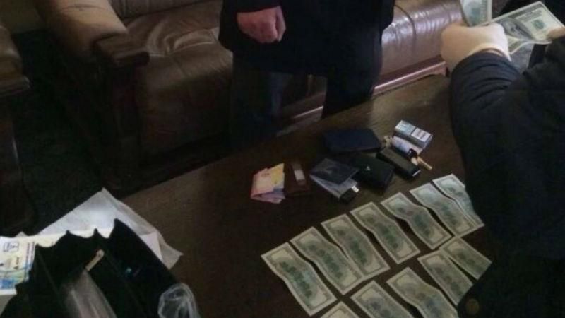 Луцького поліцейського впіймали на хабарі Луцького поліцейського впіймали на хабарі