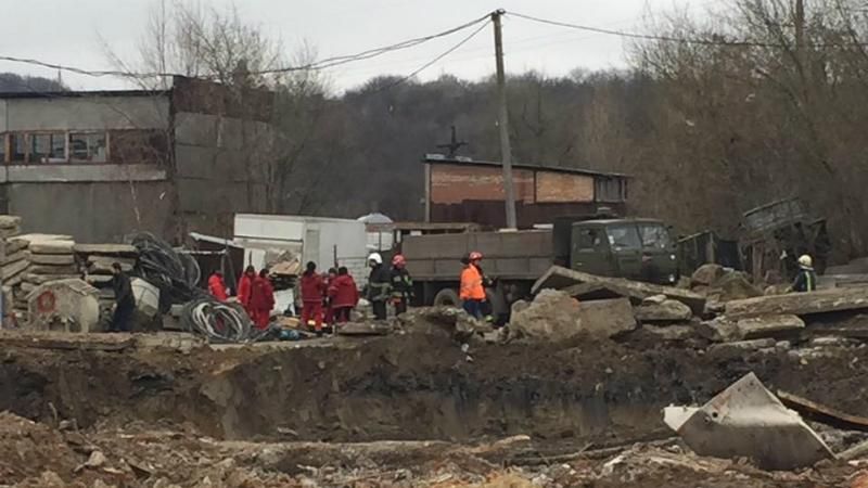 У Львові на будівництві впала бетонна плита. Є жертви: з'явились фото і відео