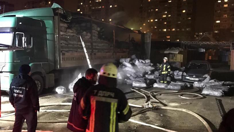 У вантажівці сталося загоряння на парківці в Києві 