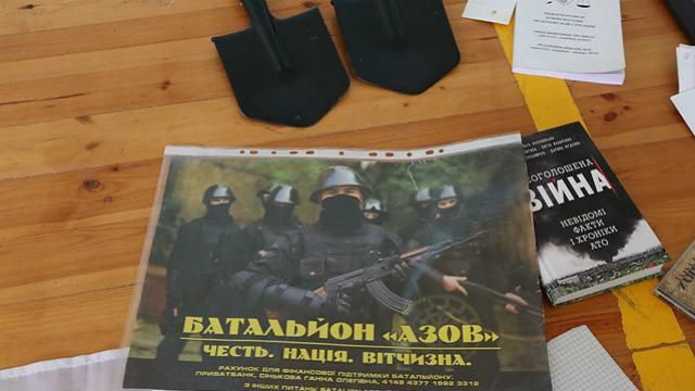 В Беларуси сообщают о задержании 26 "боевиков" с долларами, арсеналом и символикой "Азова"