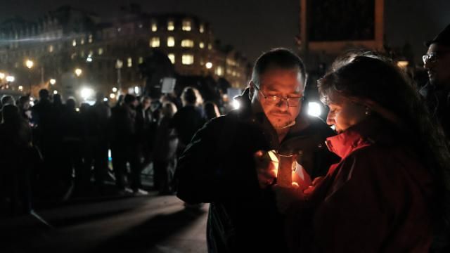 Свічки і квіти: як у Лондоні вшанували жертв теракту