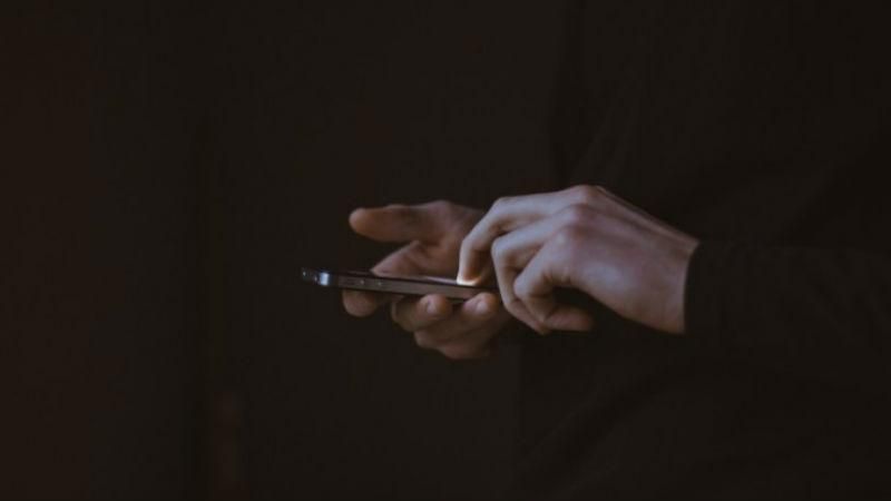 Молода дівчина випала з вікна через небезпечне селфі Молода дівчина випала з вікна через небезпечне селфі