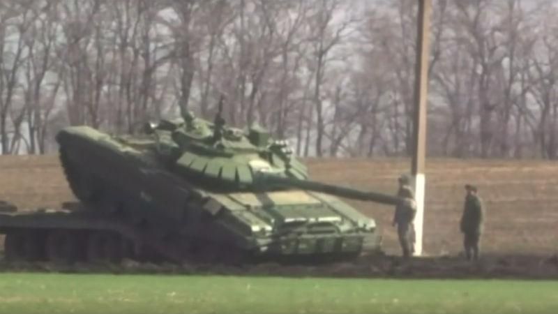 Росія стягує десятки танків до кордону з Україною: відеофакт  