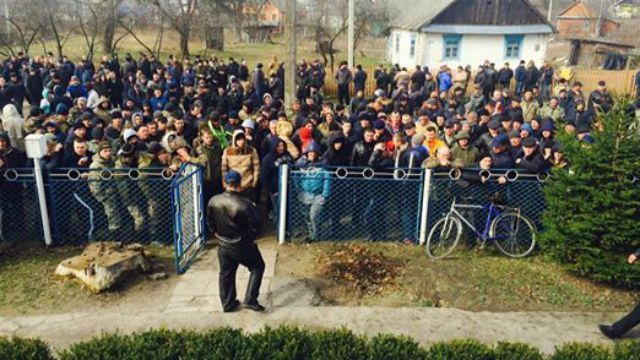 Буде ще один Донецьк – розлючені копачі бурштину оточили поліцейську дільницю