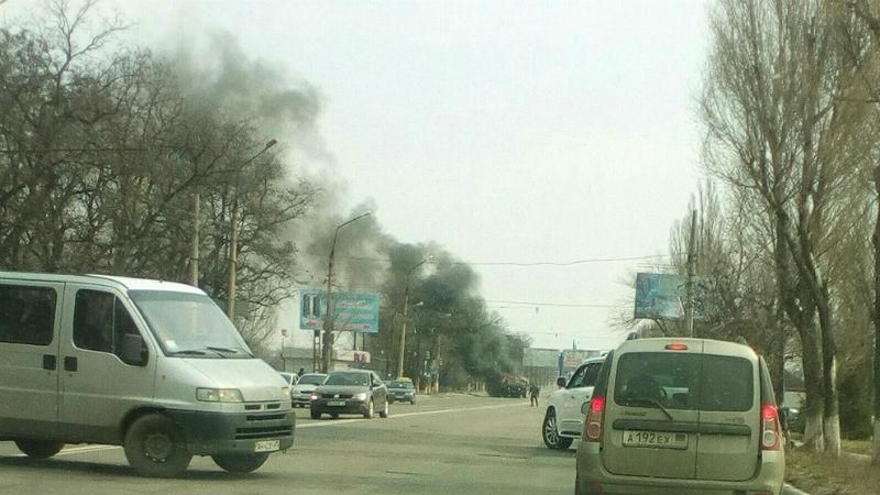 В окупованій Макіївці зіштовхнулись і згоріли дві військові вантажівки: з’явились фото
