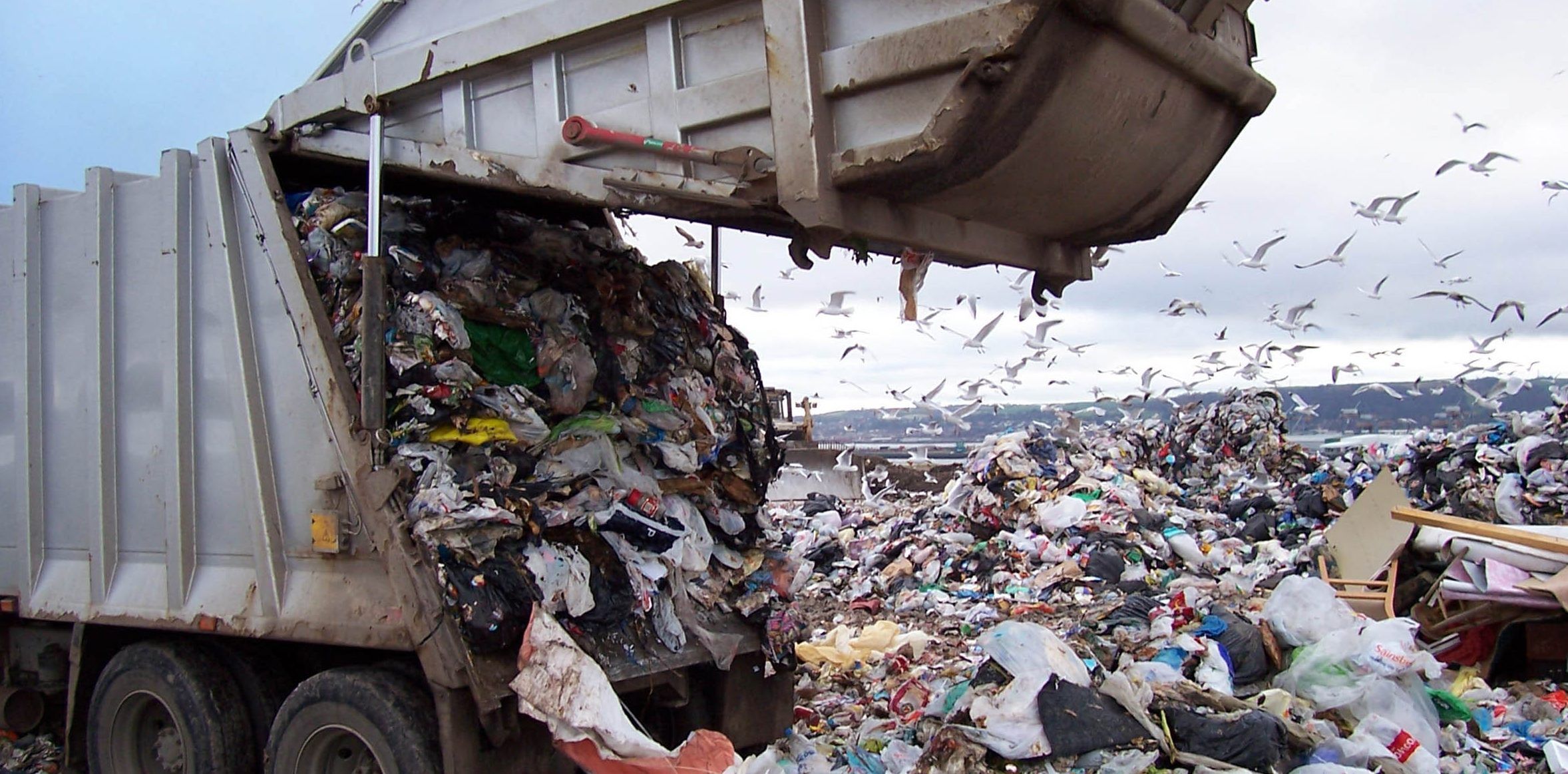 Нацполиция блокирует грузовики с львовским мусором
