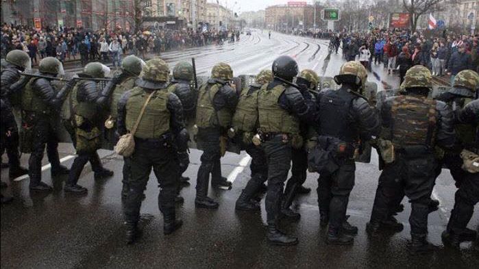 З’явилися нові подробиці масового затримання активістів у Білорусі: відео