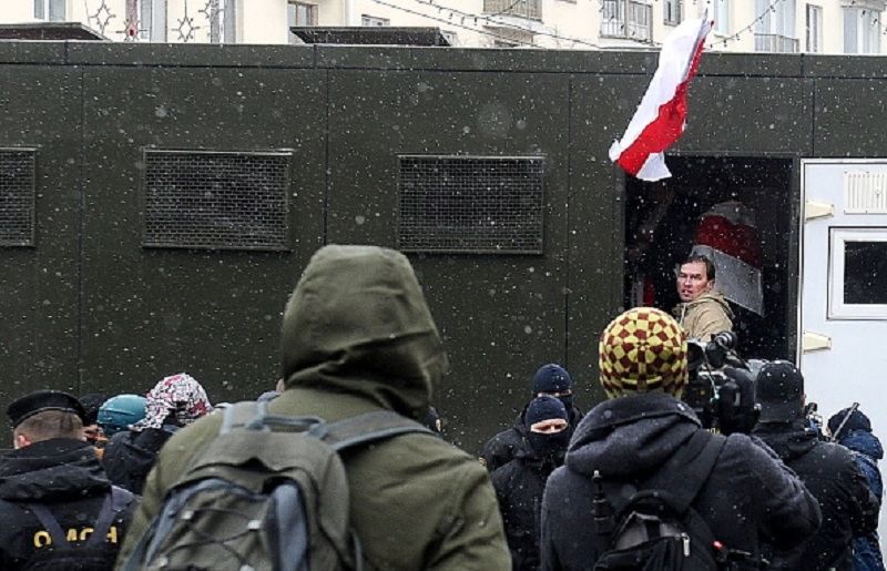 Украинцев зовут на протесты из-за массовых задержаний у соседей
