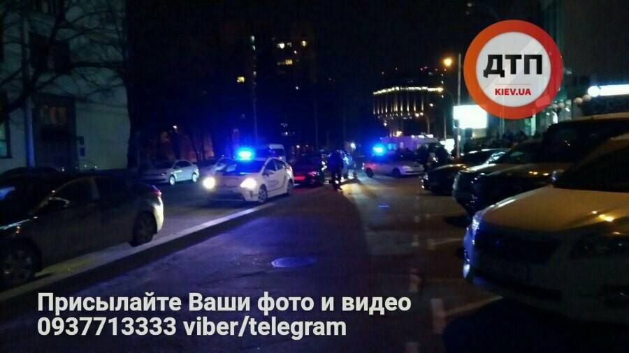 У Києві розстріляли авто з людиною: оперативні фото У Києві розстріляли авто з людиною: оперативні фото