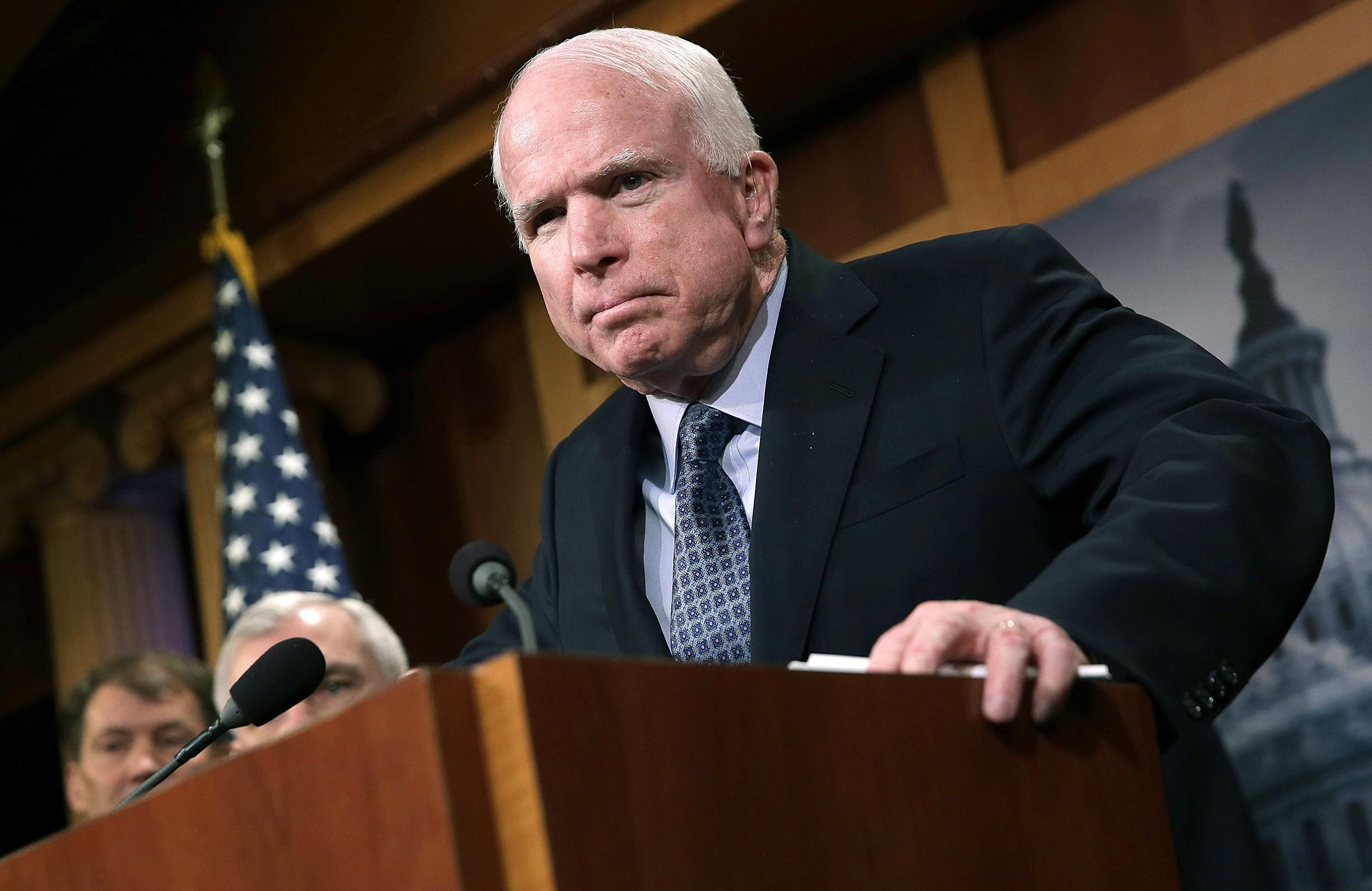 Маккейн будет убеждать госсекретаря США дать Украине летальное оружие