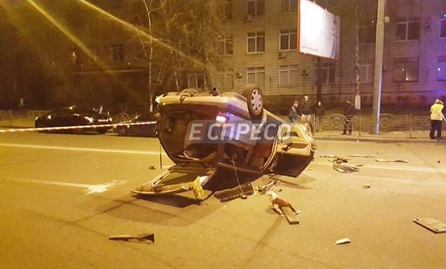В Києві мікроавтобус врізався в таксі: авто перекинулося на дах