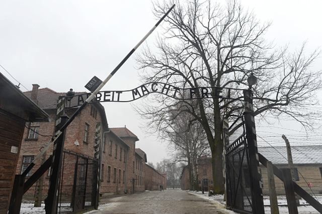 В "Аушвіці" поліція затримала голих активістів із зарізаним ягням В "Аушвіці" поліція затримала голих активістів із зарізаним ягням