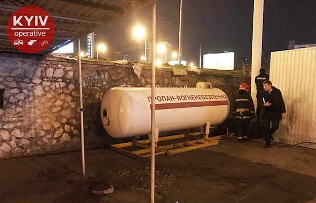 Чоловік кинув коктейль Молотова в заправку в Києві Чоловік кинув коктейль Молотова в заправку в Києві