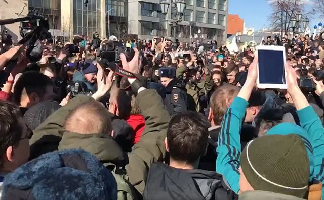 #ДимонОтветит: в Москве силовики задерживают участников антикоррупционного митинга