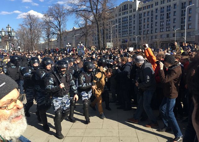 В Москве ОМОН зачищает площадь с митингующими