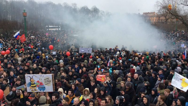 Россия восстает. В Петербурге протестуют 10 тысяч человек, в ход пошли дымовые шашки