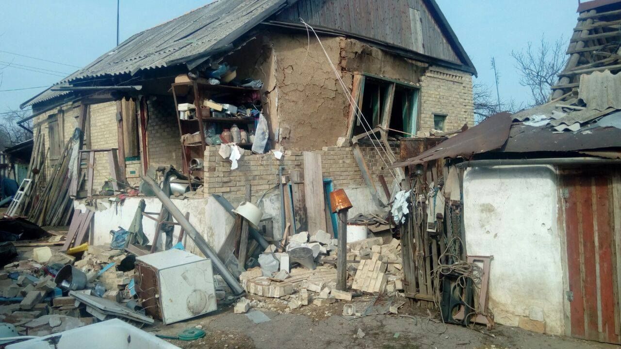 Авдеевку обстреляли из "Градов": опубликованы фото ужасных разрушений Авдеевку обстреляли из "Градов": опубликованы фото ужасных разрушений