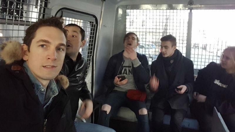 В Москве "повязали" британского журналиста В Москве "повязали" британского журналиста