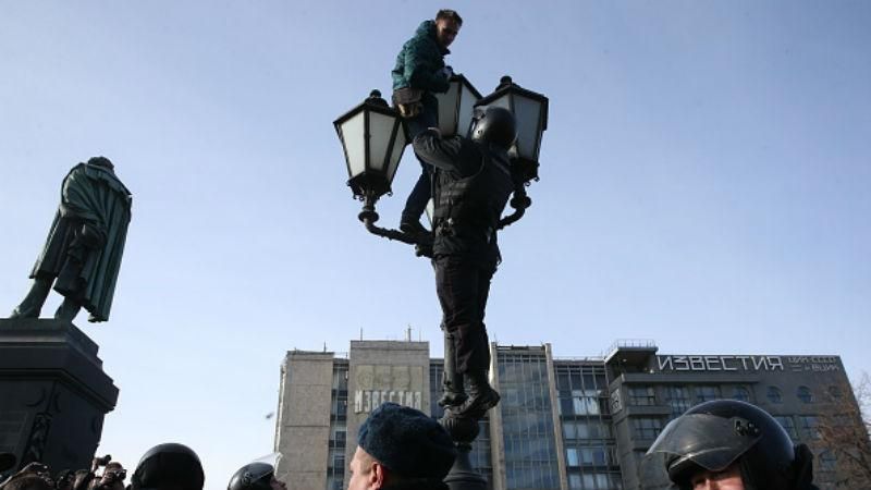 Антикорупційні мітинги в Москві: поліція затримує навіть школярів 