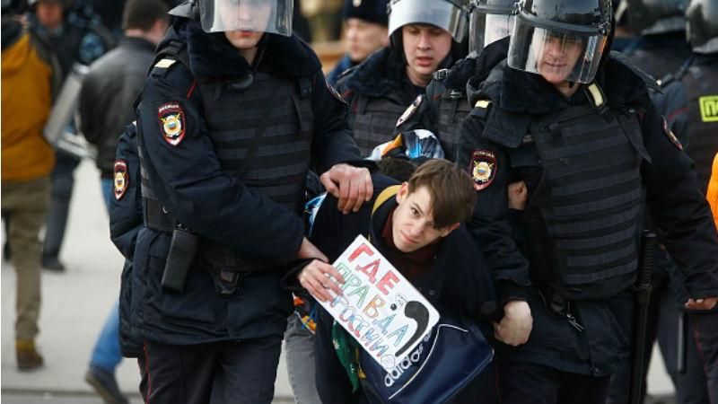 Кроссовки, качки и жестокие задержания: как проходили протесты в России в фото