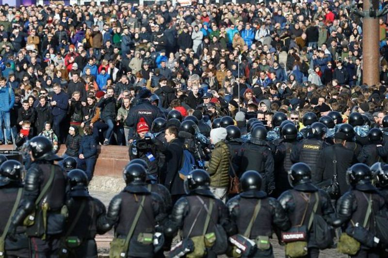 Митинги в России: около 1200 задержанных в Москве, ограбление офиса Навального
