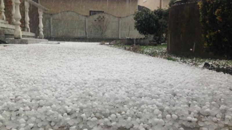 Мощный град атаковал Прикарпатье – обнародовали фото и видео Мощный град атаковал Прикарпатье – обнародовали фото и видео