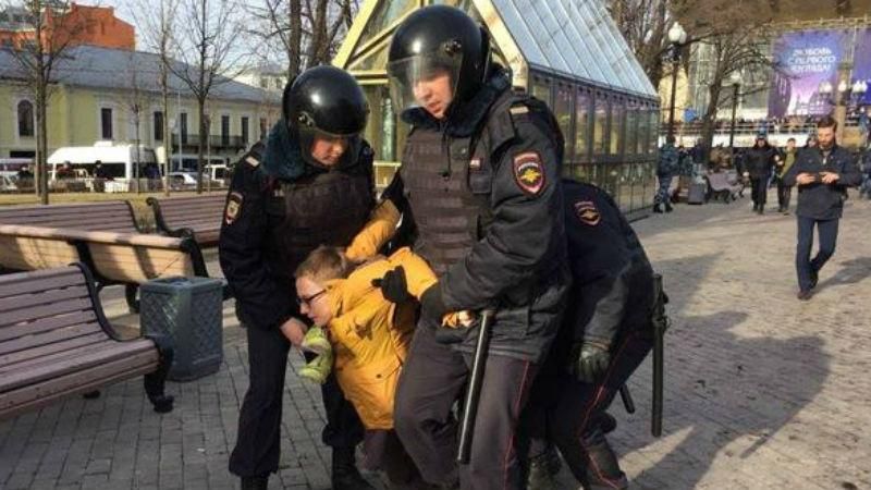 Євросоюз вимагає від Росії негайно звільнити затриманих активістів