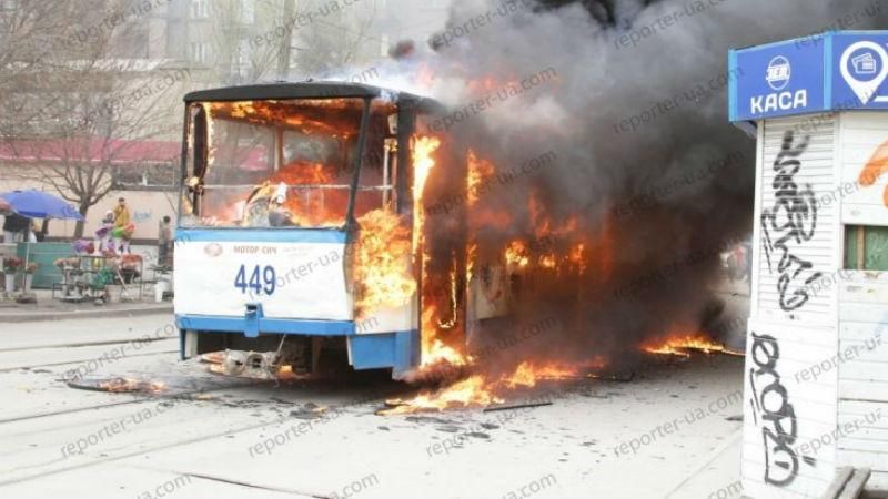 Трамвай з пасажирами спалахнув у Запоріжжі: оприлюднили видовищні фото