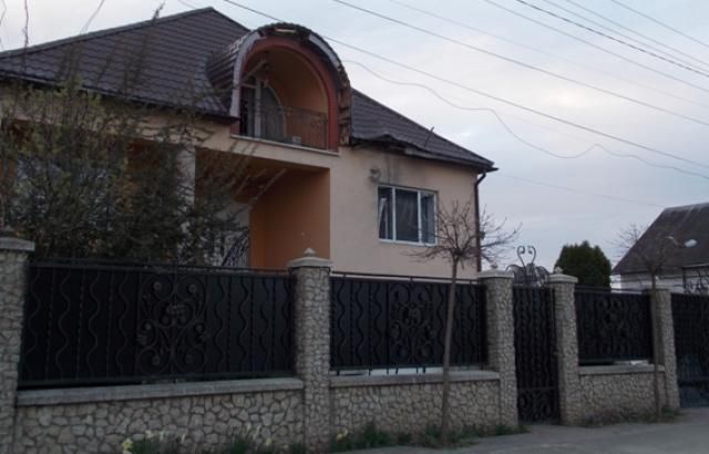 Обстреляли дом экс-прокурора на Закарпатье: опубликованы фото