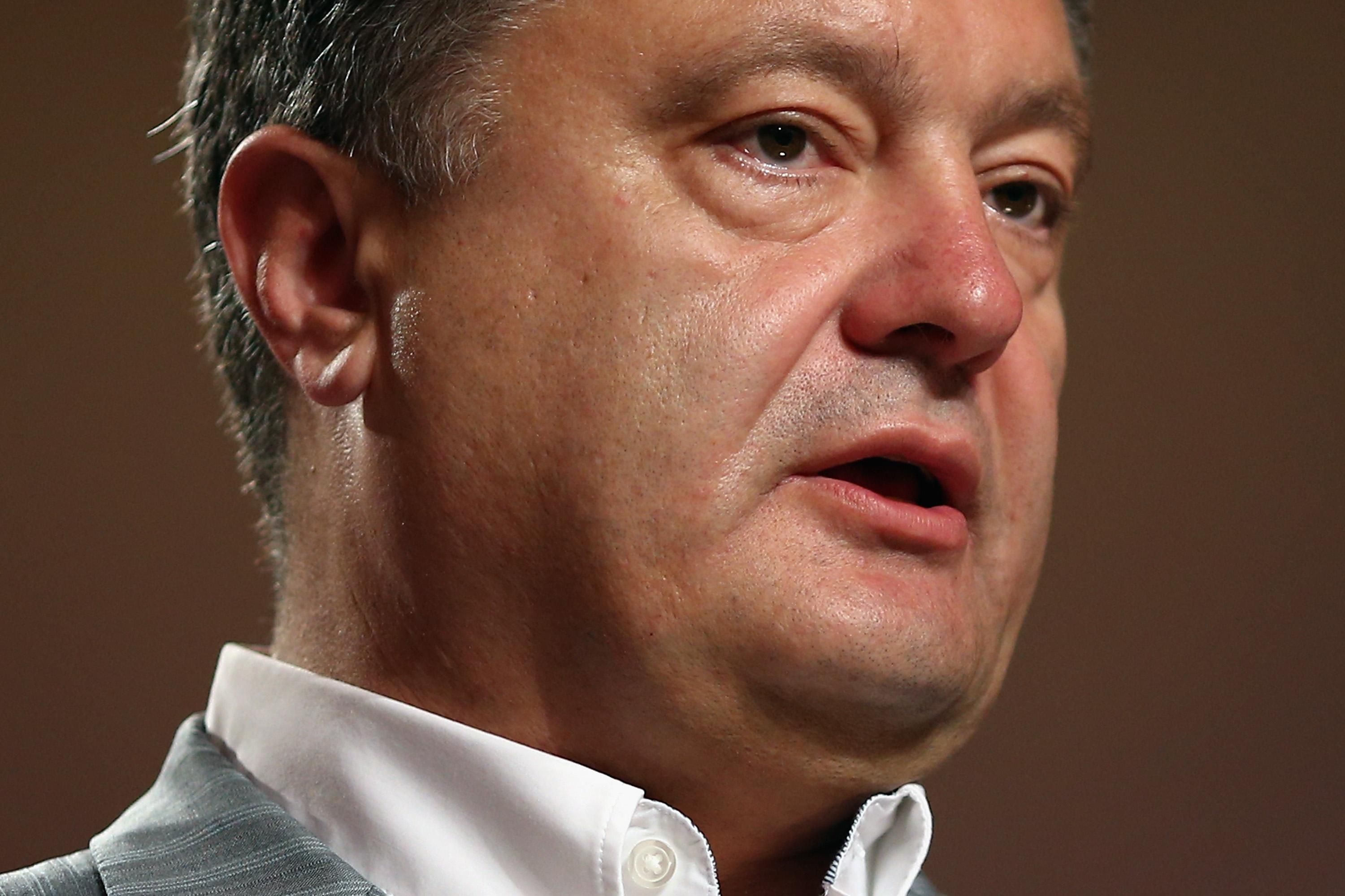 Порошенко подписал скандальный закон о е-декларировании Порошенко подписал скандальный закон о е-декларировании