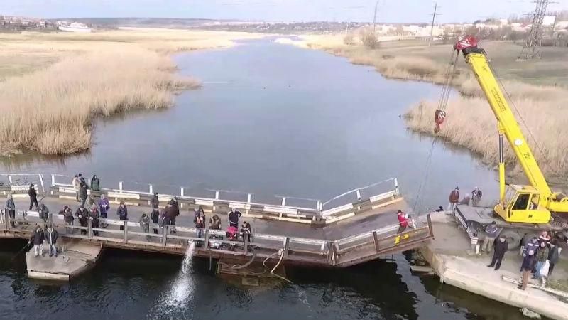 На Николаевщине провалился мост: появилось видео