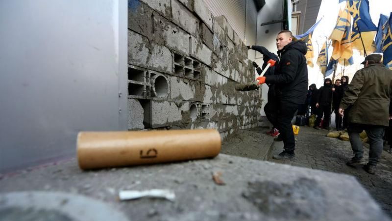 У Києві активісти почали розблоковувати замурований "Сбербанк"