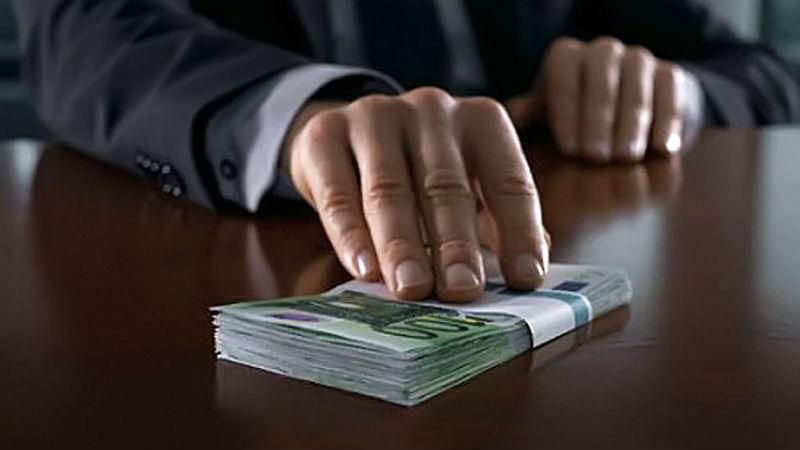 У Борисполі затримали митника-хабарника У Борисполі затримали митника-хабарника