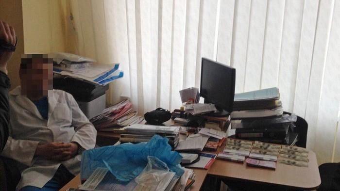 В Харькове хирург требовал от пациента огромную взятку В Харькове хирург требовал от пациента огромную взятку