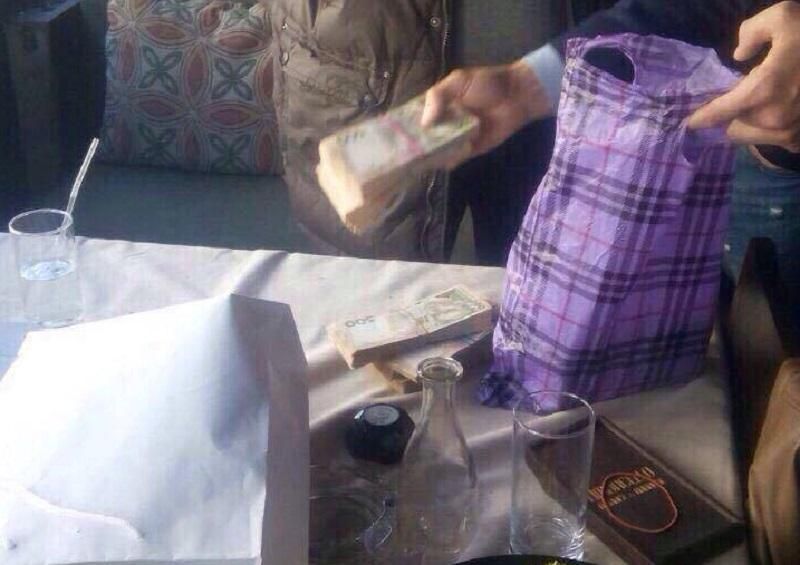 У Києві посадовця впіймали з хабарем у майже мільйон гривень У Києві посадовця впіймали з хабарем у майже мільйон гривень