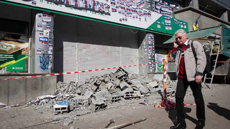 В "Азове" прокомментировали падение стены возле главного офиса "Сбербанка"