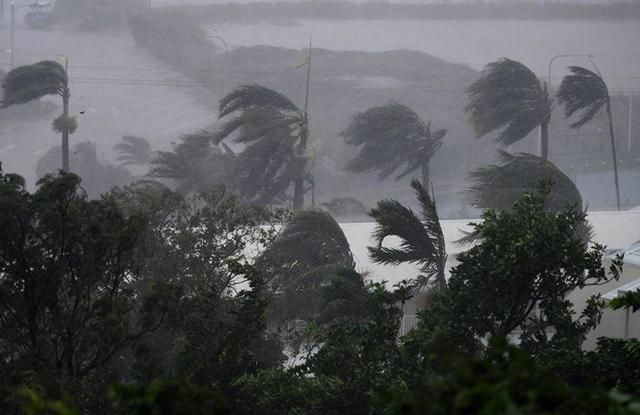 Ужасный шторм бушует в Австралии: сокрушительную стихию сняли на видео Ужасный шторм бушует в Австралии: сокрушительную стихию сняли на видео