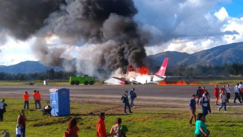 Пасажирський літак загорівся під час приземлення: з'явилося відео 