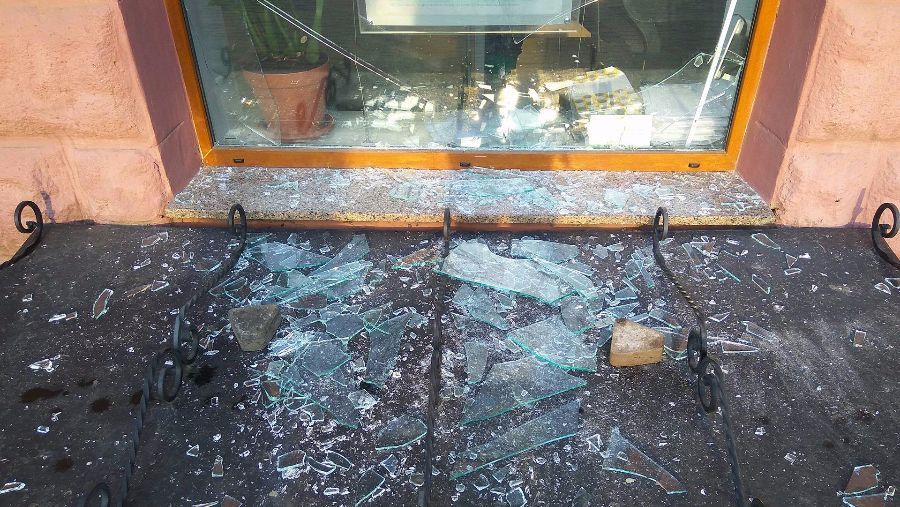 В Луцке побили окна в "Сбербанке"