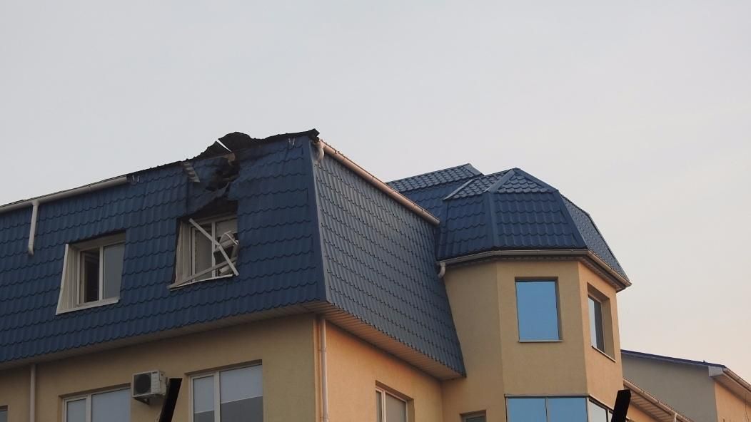 Частини гранатомета знайшли біля обстріляного консульства Польщі в Луцьку Частини гранатомета знайшли біля обстріляного консульства Польщі в Луцьку