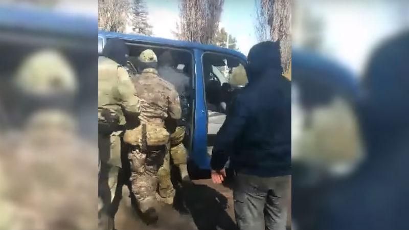 В окупованому Криму зухвало викрали активіста: з'явилось відео В окупованому Криму зухвало викрали активіста: з'явилось відео
