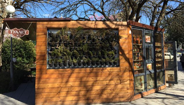 В центре оккупированной Ялты "влепили" туалет-пивную В центре оккупированной Ялты "влепили" туалет-пивную