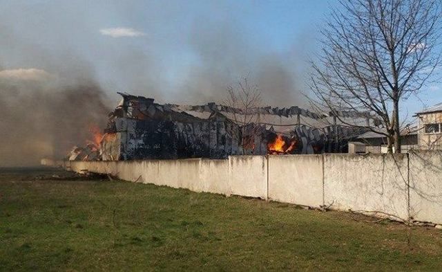 Пожежа спалахнула на складах Прикарпаття: лунають вибухи