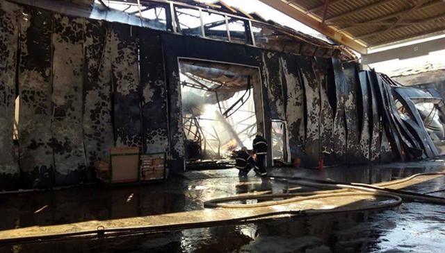 З’явилися фото з місця потужної пожежі на складах Прикарпаття
