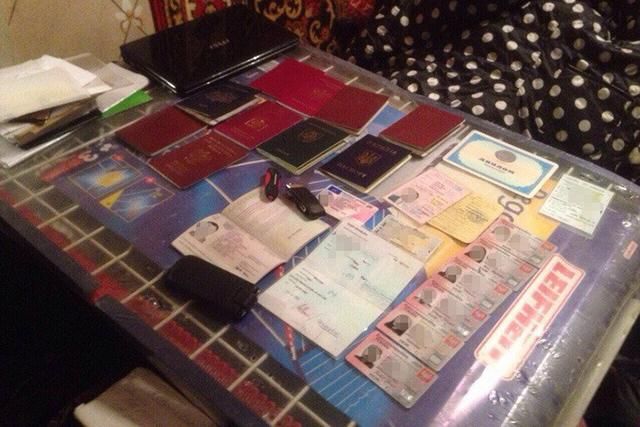 СБУ викрила зловмисників, що підробляли паспорти країн ЄС СБУ викрила зловмисників, що підробляли паспорти країн ЄС