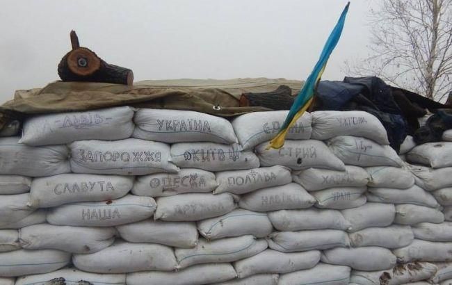 На Житомирщині люди на колінах прощалися з бійцем АТО На Житомирщині люди на колінах прощалися з бійцем АТО