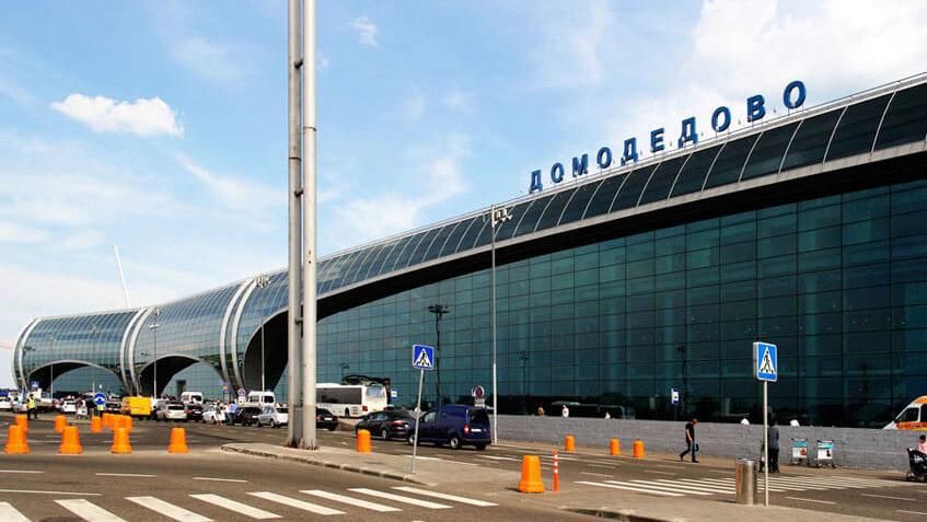 В Московском аэропорту машина въехала в толпу людей, есть погибшие
