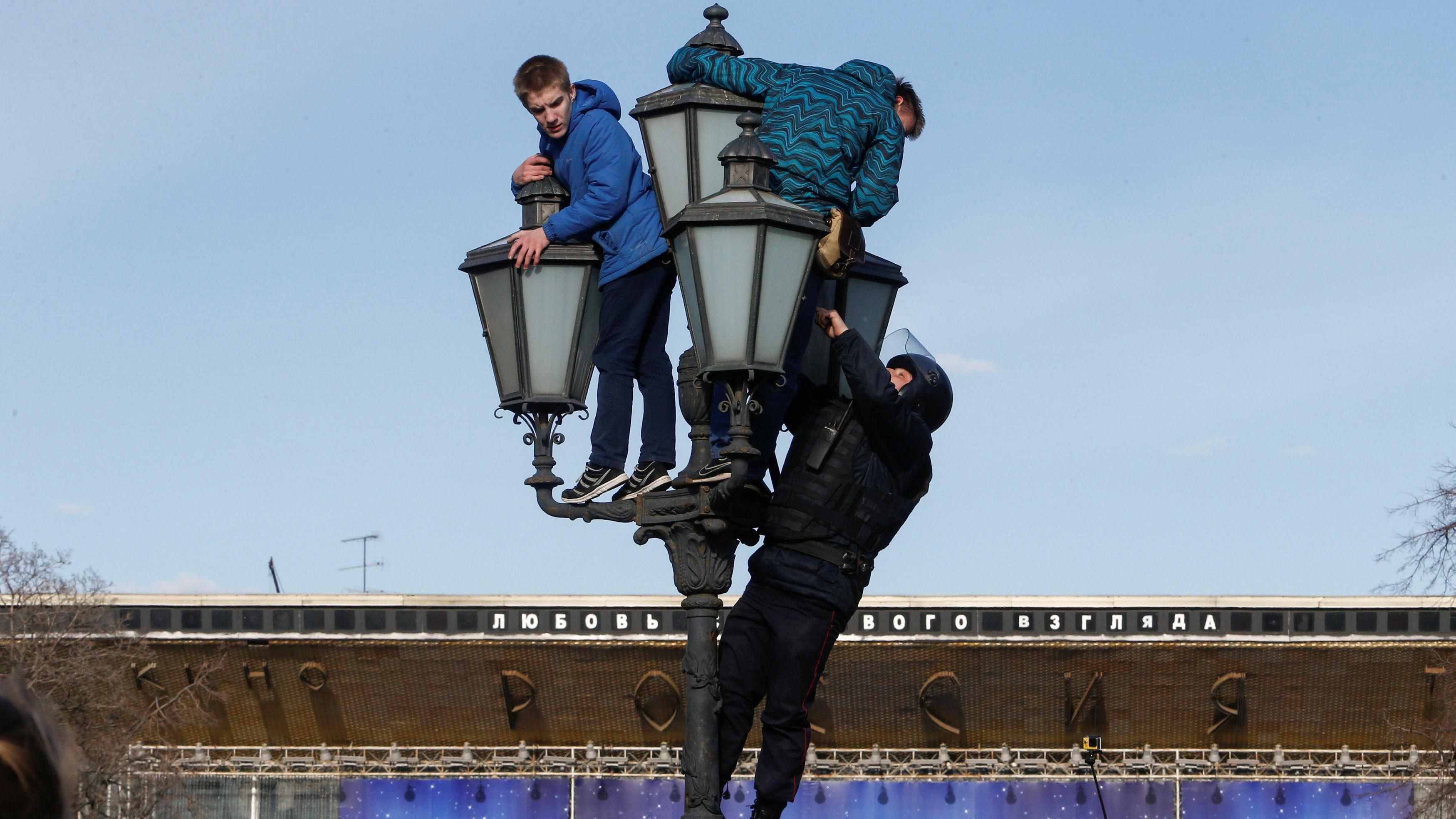 На мітингу в Москві затримали сина скандального екс-депутата Держдуми