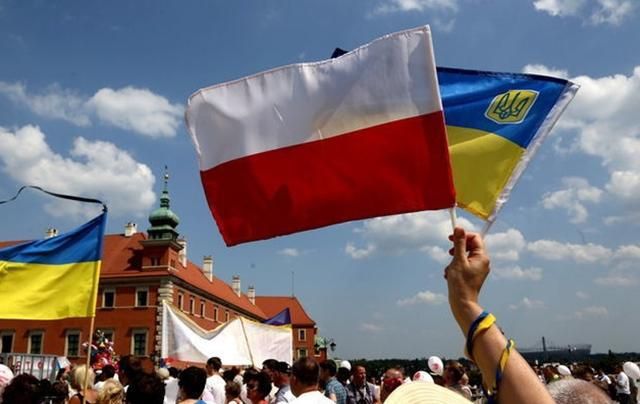 В Польше рассказали, когда снова заработают ее консульства в Украине